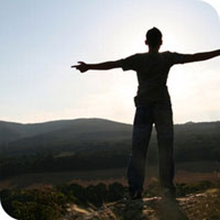 man staat met armen wijd